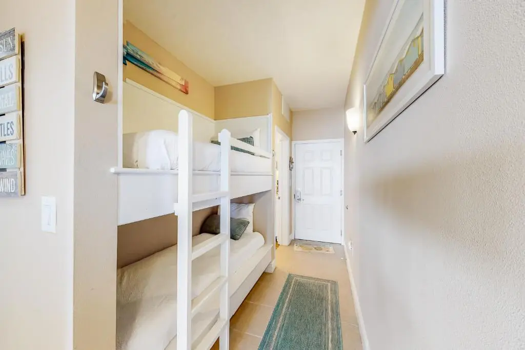 Spacious condo with gulf views, Gym, Shopping