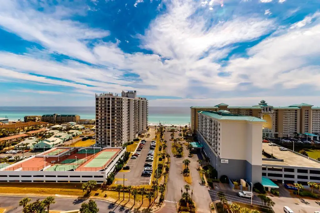 Spacious condo with gulf views, Gym, Shopping