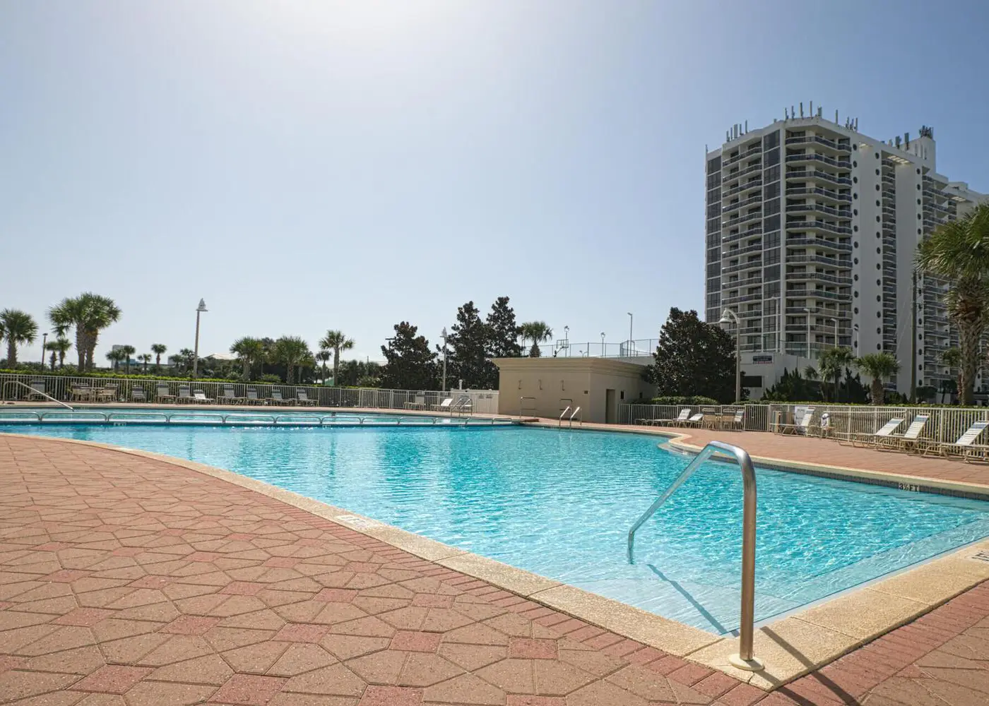 Spacious condo with gulf views, Gym, Shopping
