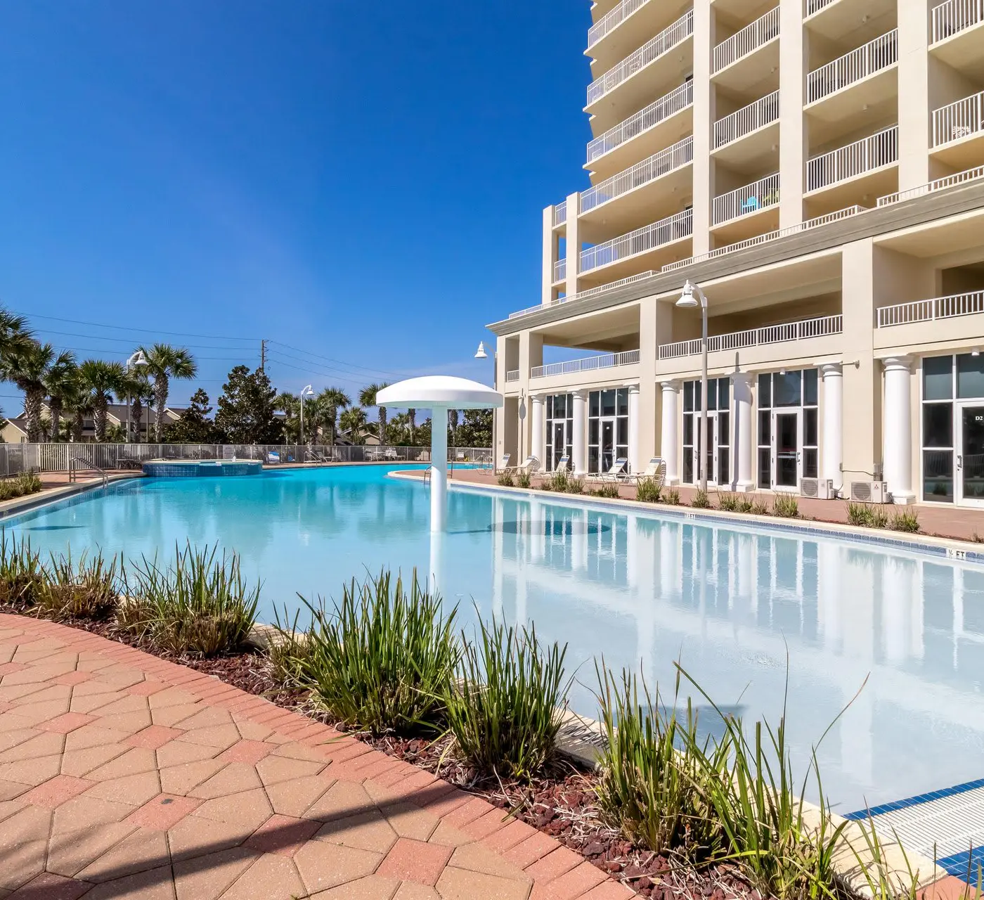 Spacious condo with gulf views, Gym, Shopping