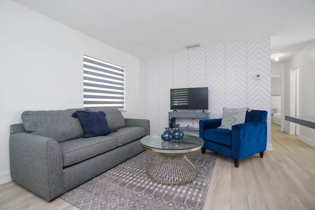 Cozy Blue Door Duplex, Central in Cutler Bay