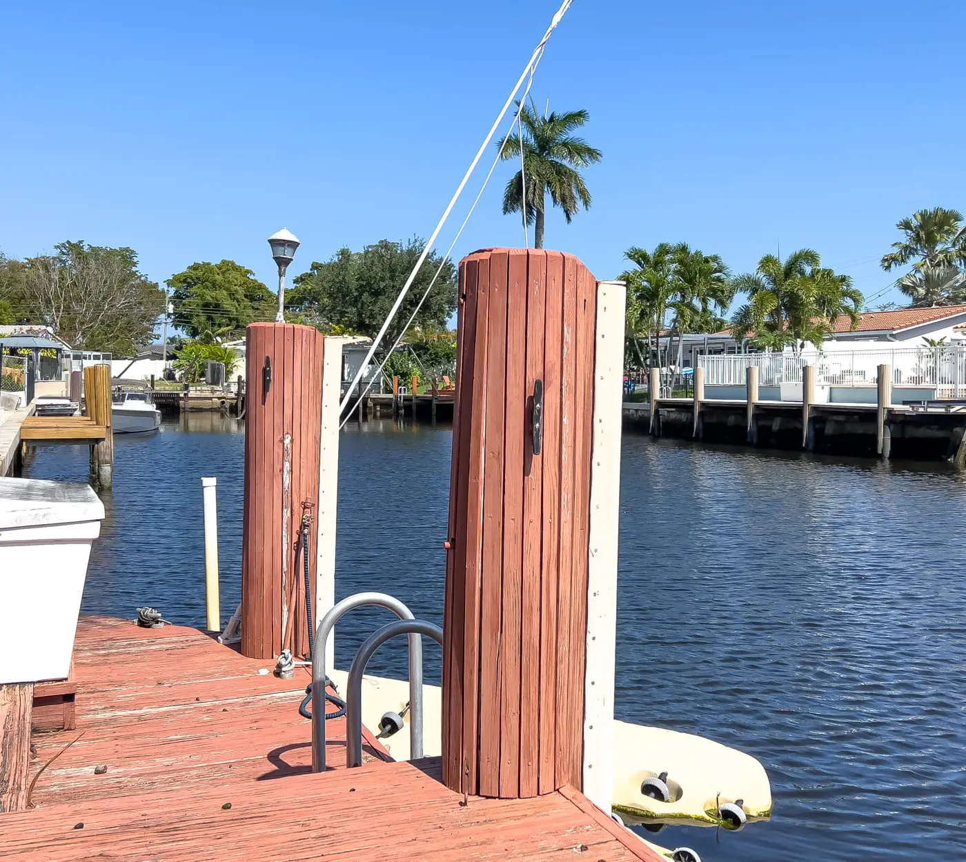 Dockside Daydreams, Cozy, Canal Front with Pool