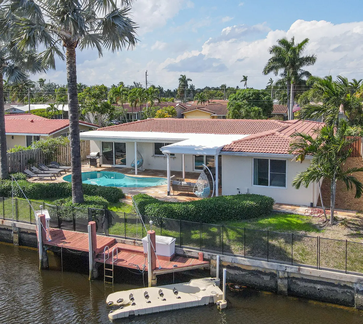 Dockside Daydreams, Cozy, Canal Front with Pool