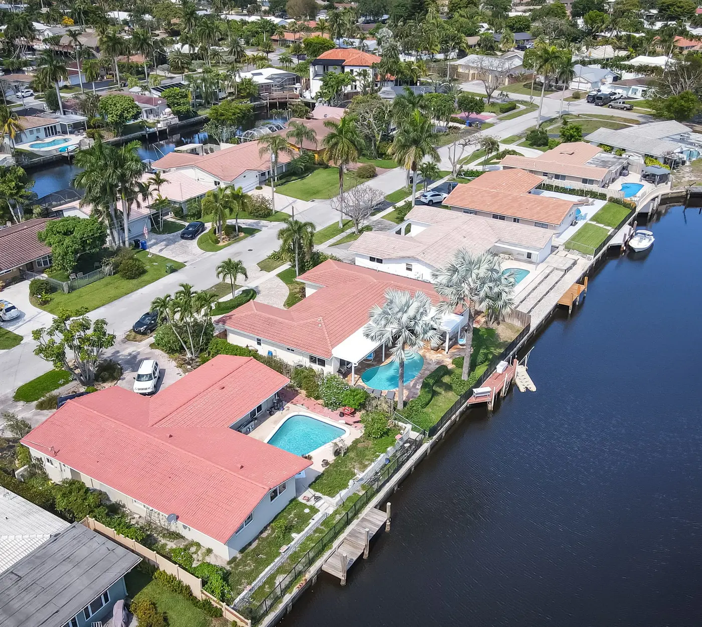 Dockside Daydreams, Cozy, Canal Front with Pool