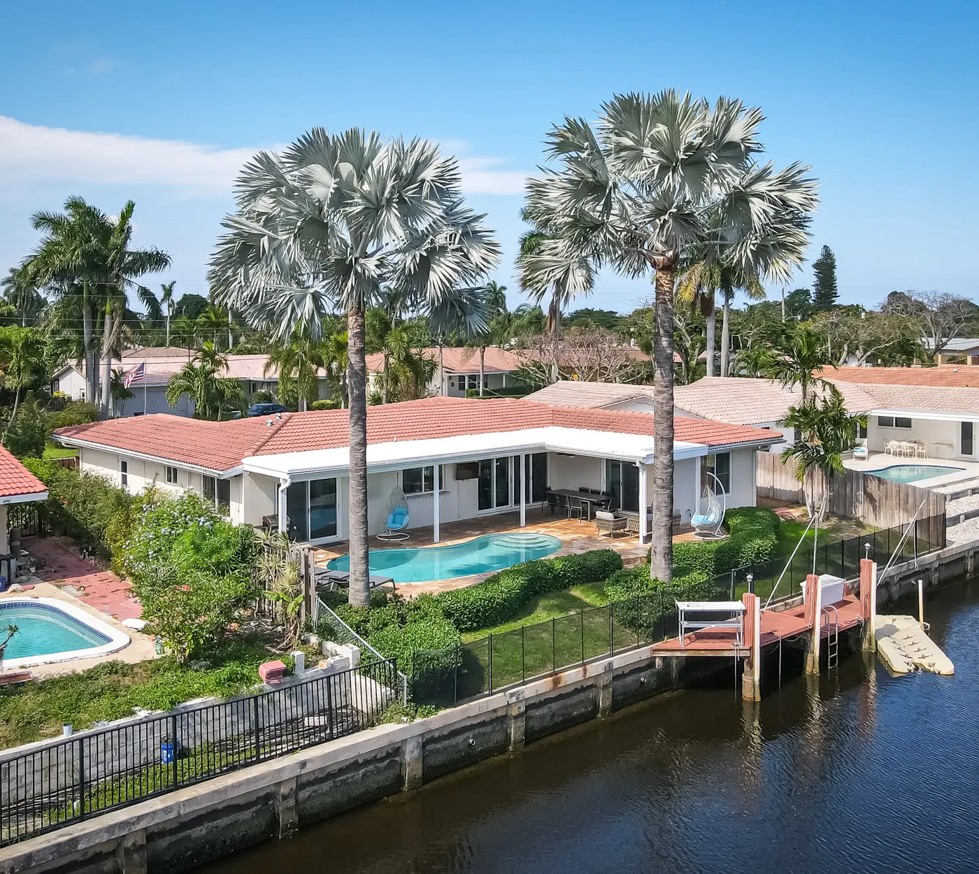 Dockside Daydreams, Cozy, Canal Front with Pool