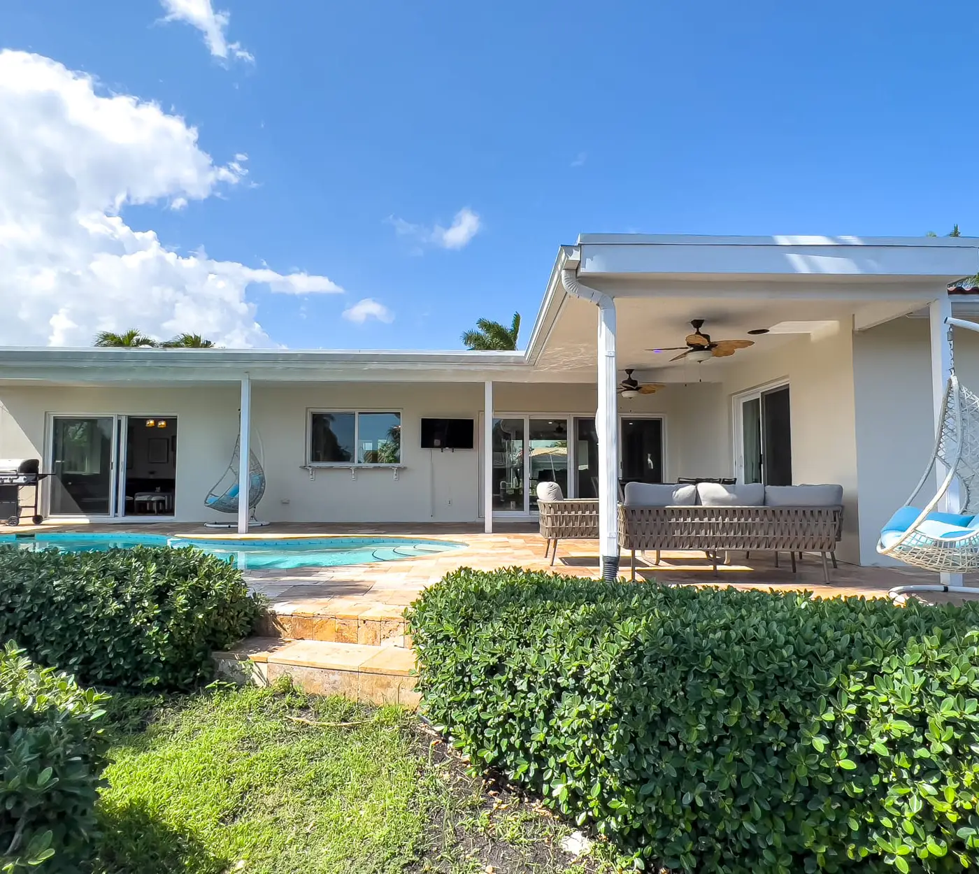Dockside Daydreams, Cozy, Canal Front with Pool