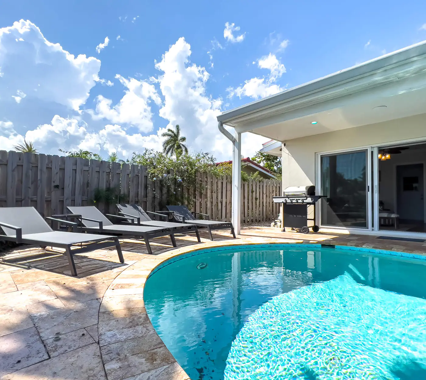 Dockside Daydreams, Cozy, Canal Front with Pool