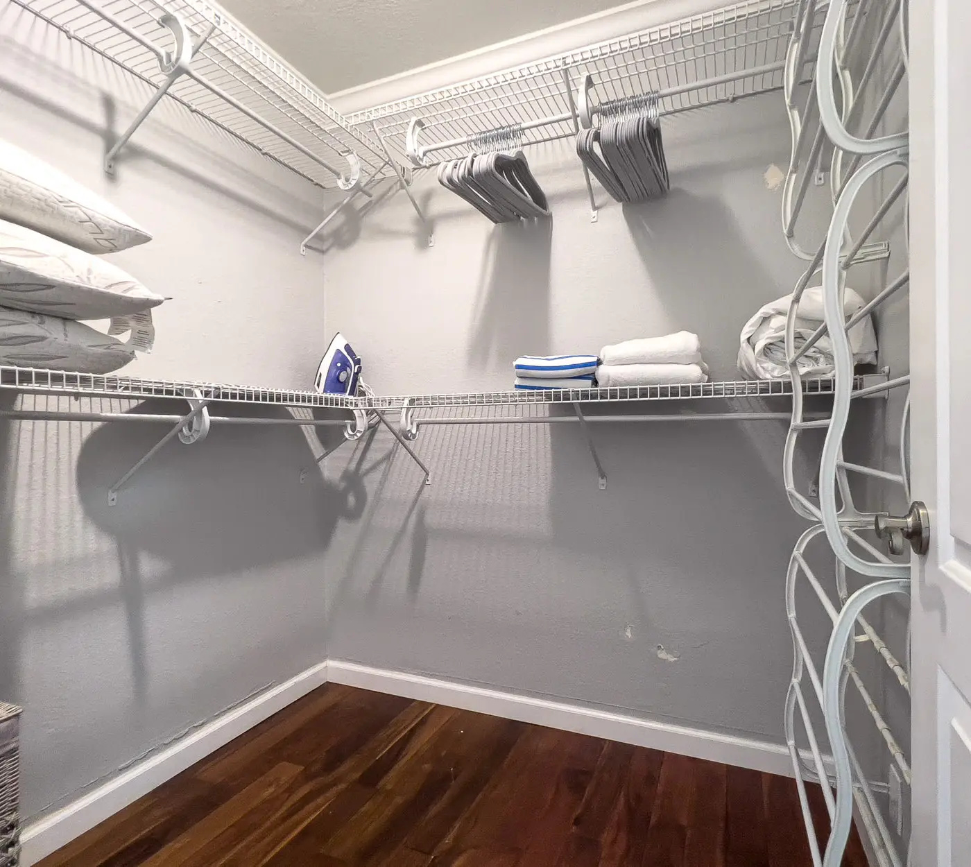 Dockside Daydreams, Cozy, Canal Front with Pool