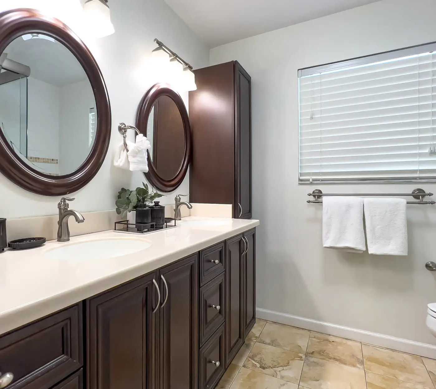 Dockside Daydreams, Cozy, Canal Front with Pool