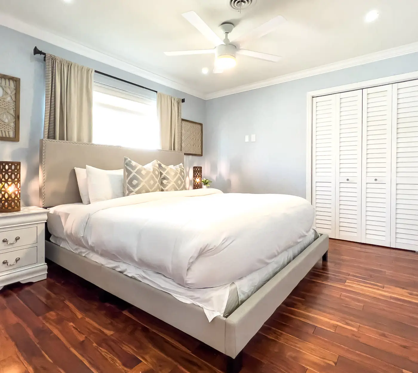 Dockside Daydreams, Cozy, Canal Front with Pool