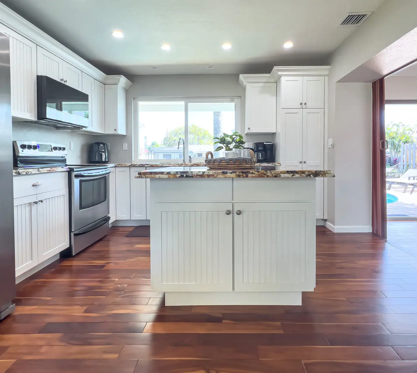 Dockside Daydreams, Cozy, Canal Front with Pool