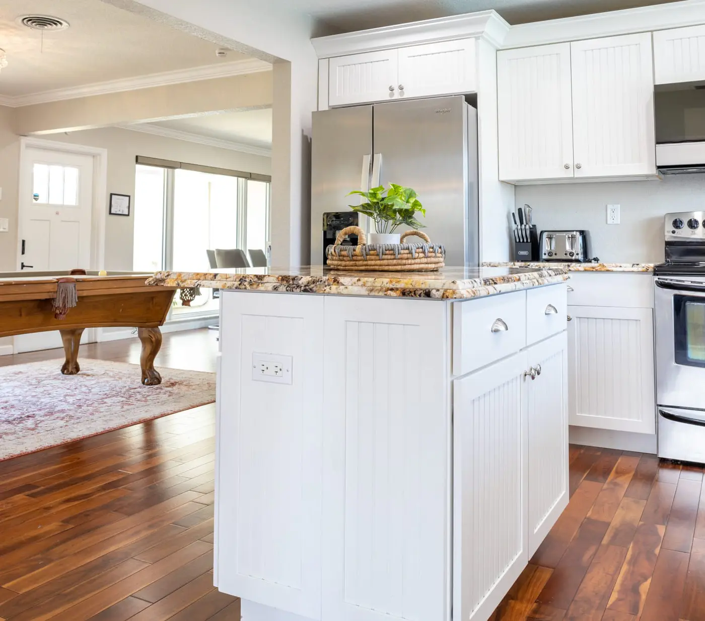 Dockside Daydreams, Cozy, Canal Front with Pool