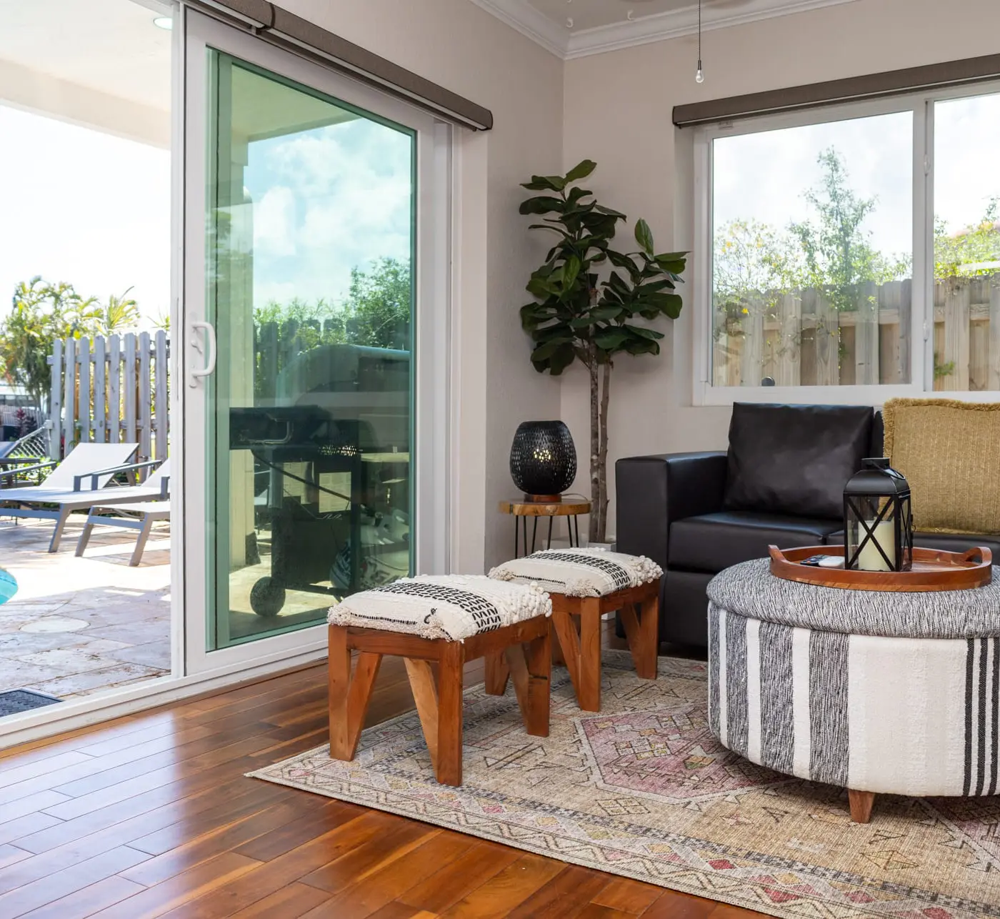 Dockside Daydreams, Cozy, Canal Front with Pool