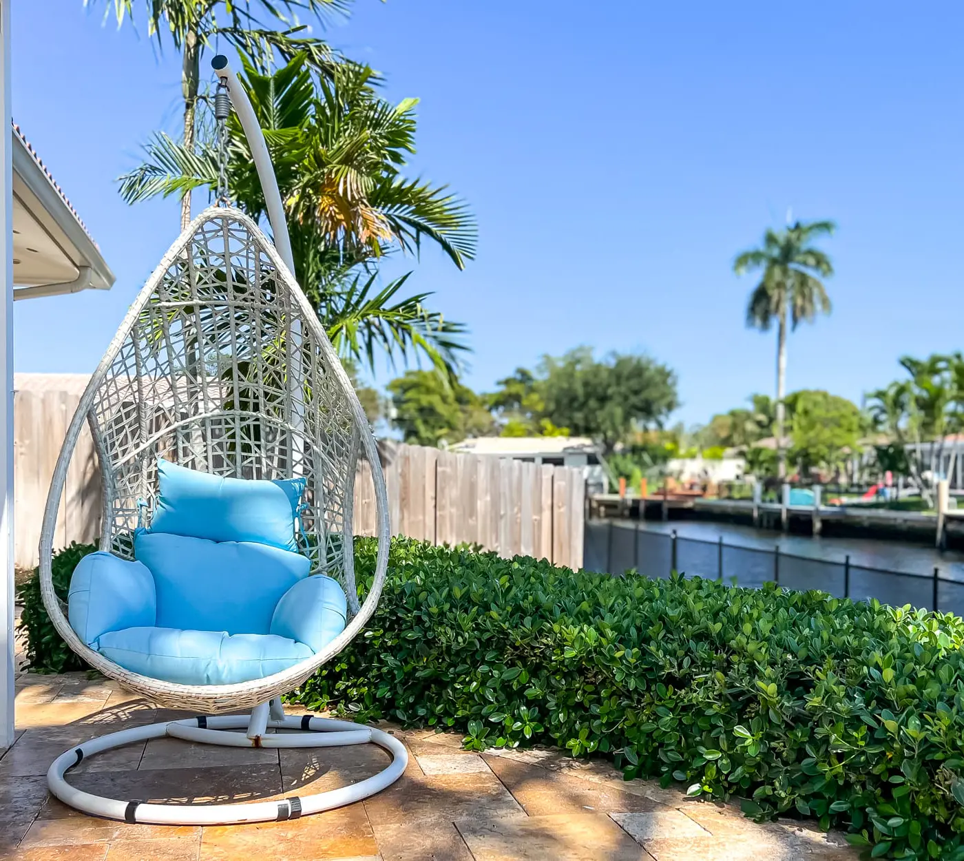 Dockside Daydreams, Cozy, Canal Front with Pool