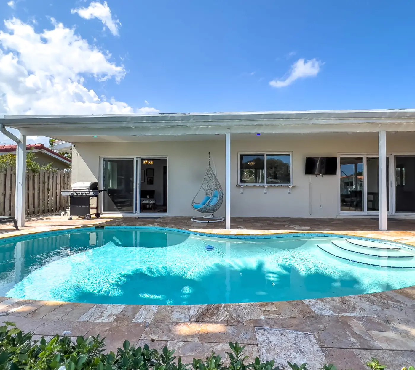 Dockside Daydreams, Cozy, Canal Front with Pool