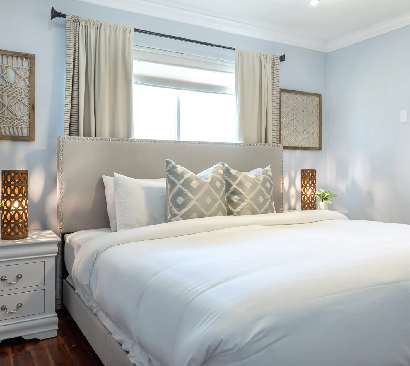 Dockside Daydreams, Cozy, Canal Front with Pool