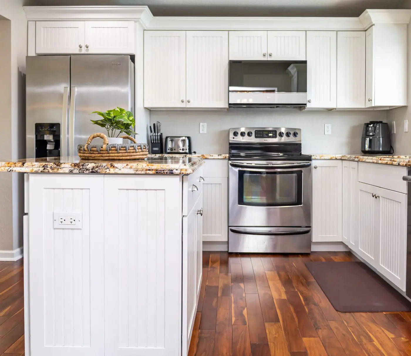 Dockside Daydreams, Cozy, Canal Front with Pool