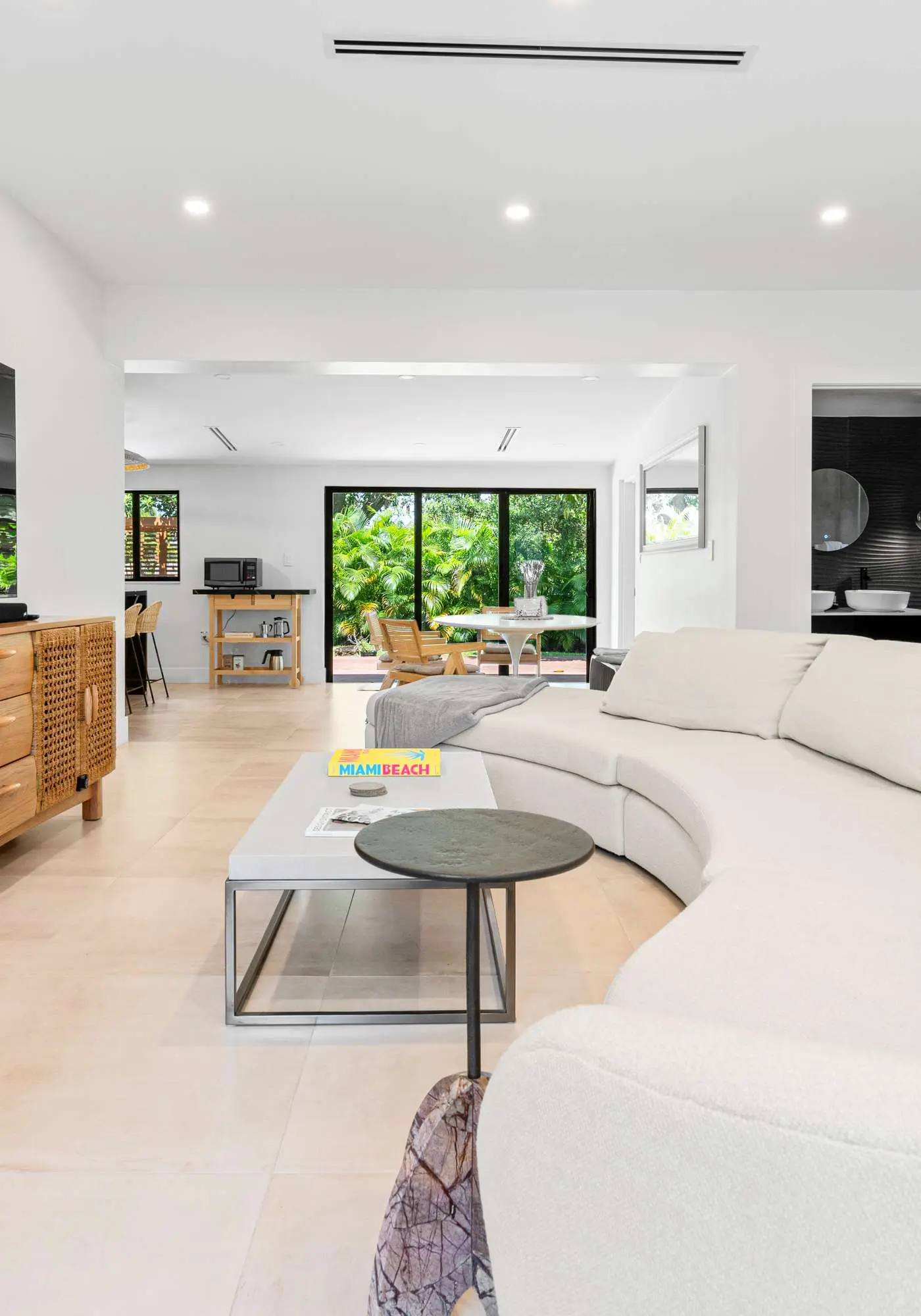 Casa Siesta, Modern, by Design District, Hot Tub