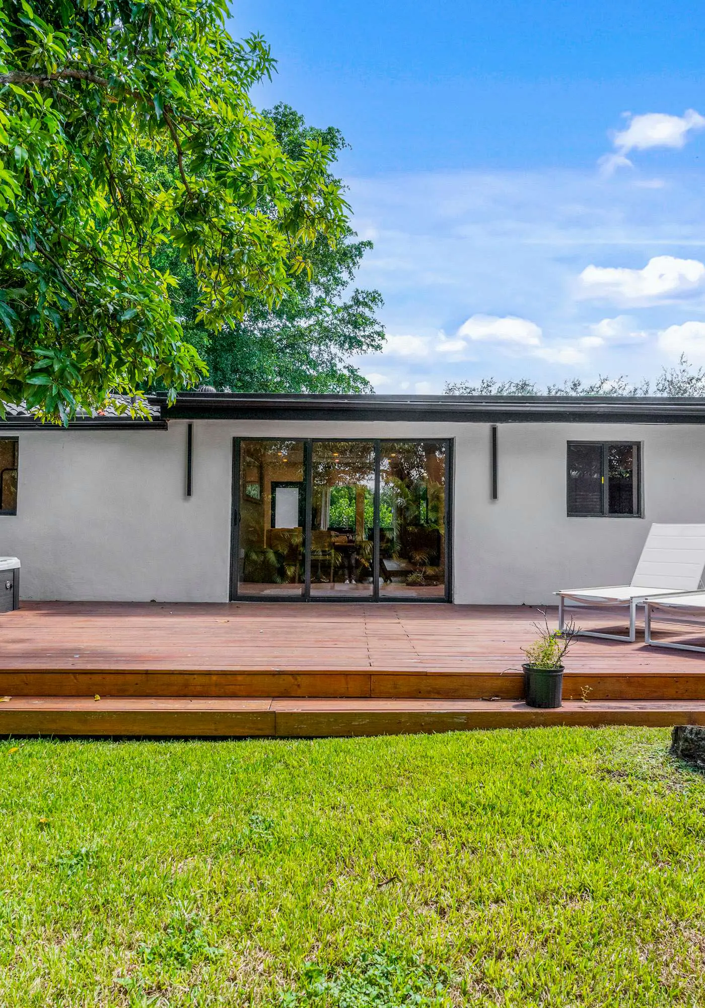 Casa Siesta, Modern, by Design District, Hot Tub