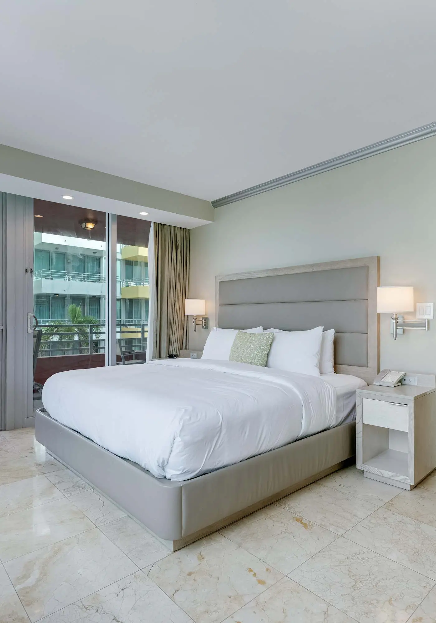 Oceanfront Retreat- South Beach, Pool, Amenities