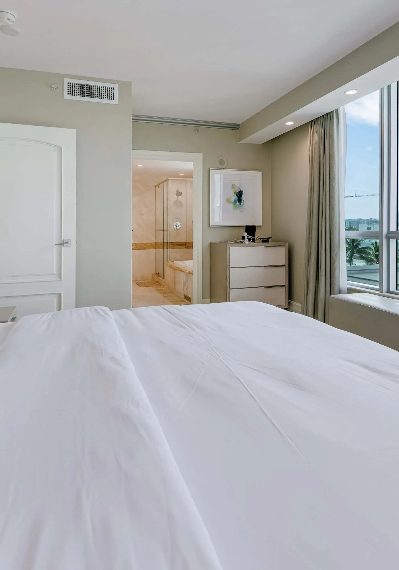 Oceanfront Retreat- South Beach, Pool, Amenities