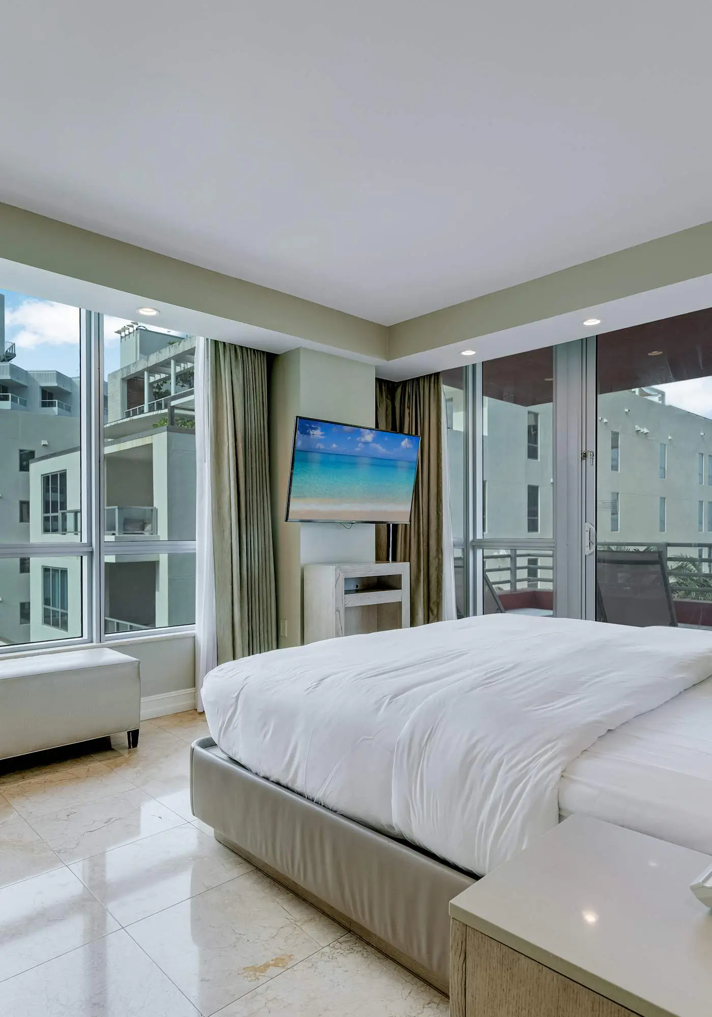 Oceanfront Retreat- South Beach, Pool, Amenities