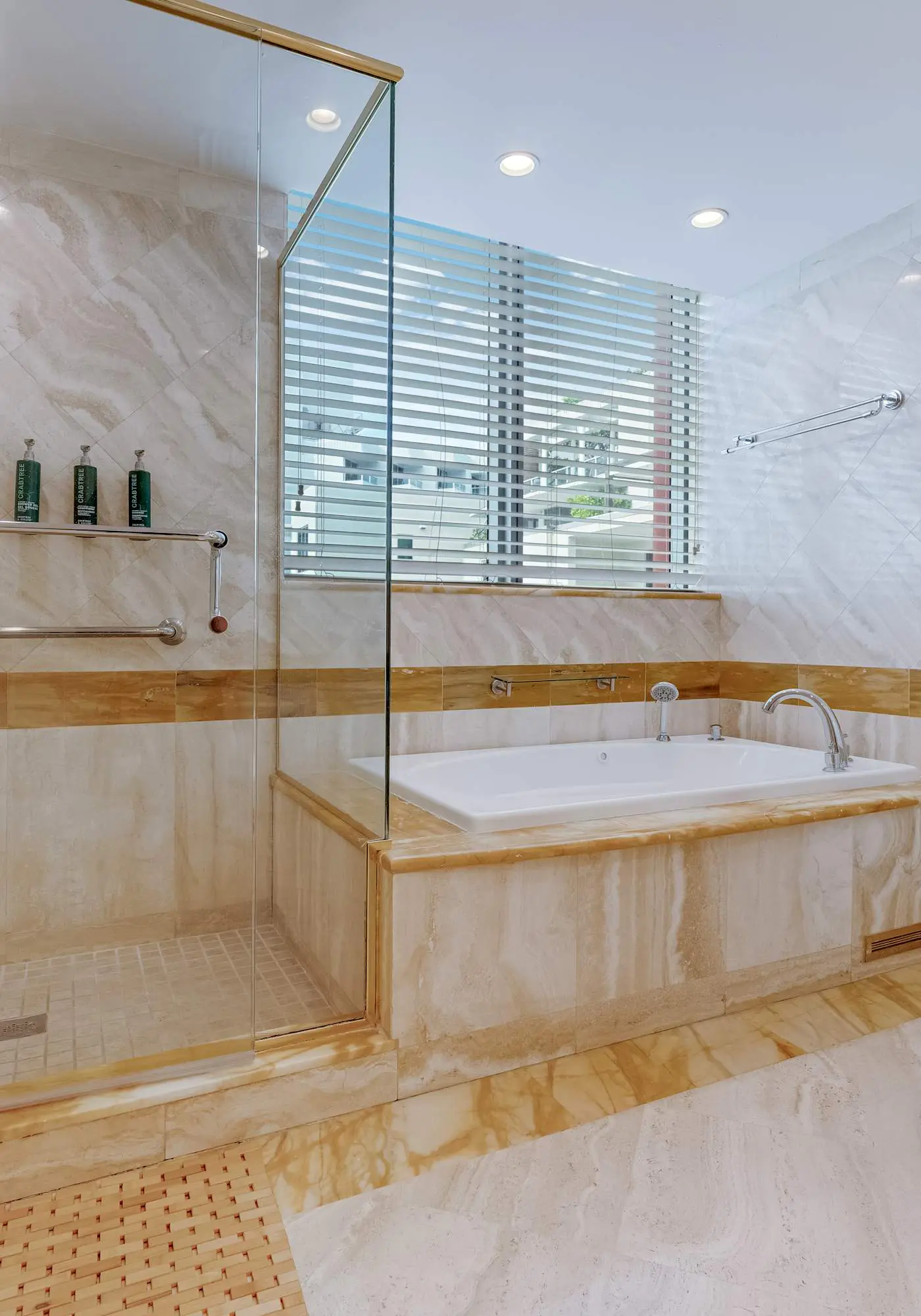 Oceanfront Retreat- South Beach, Pool, Amenities