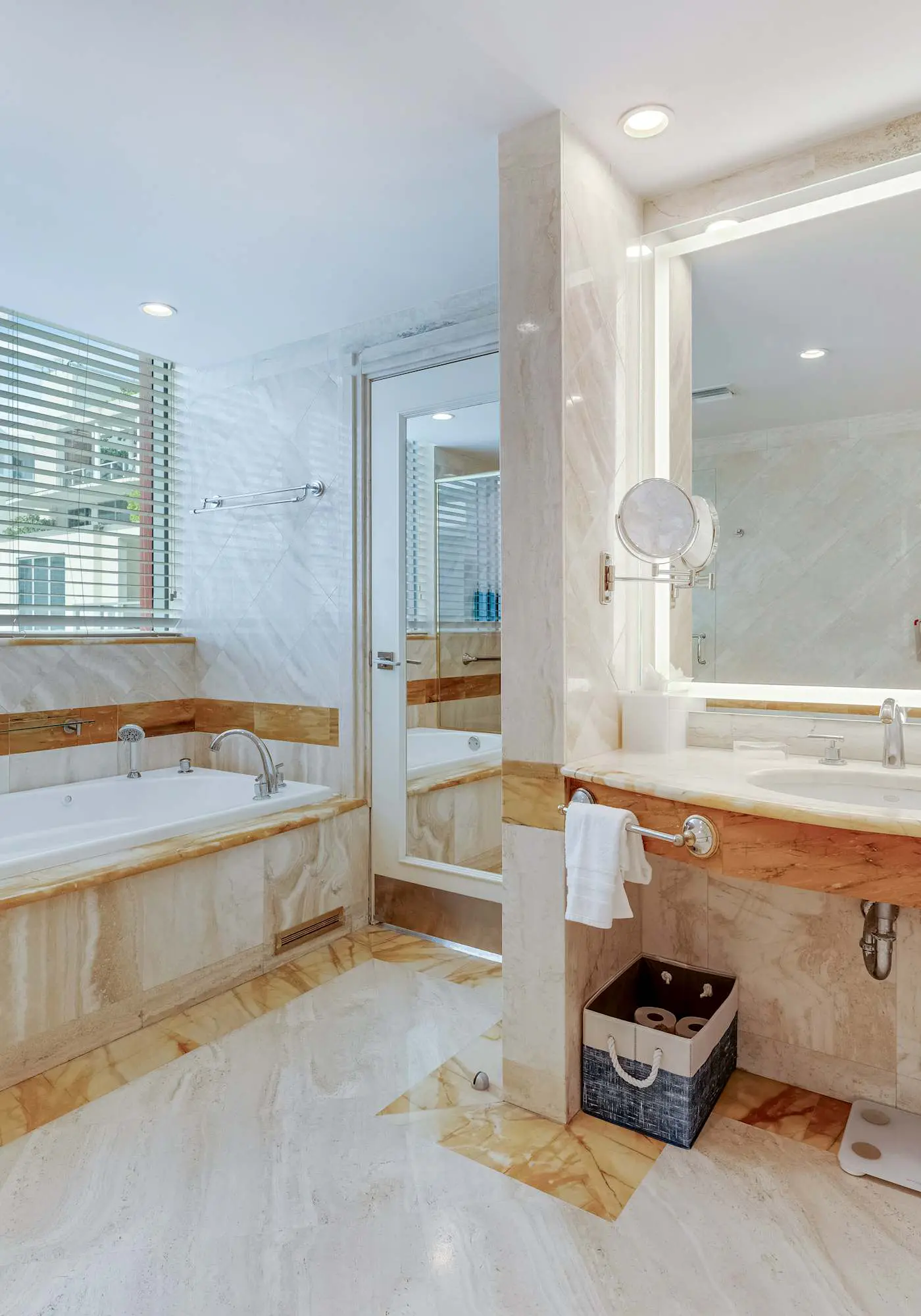 Oceanfront Retreat- South Beach, Pool, Amenities