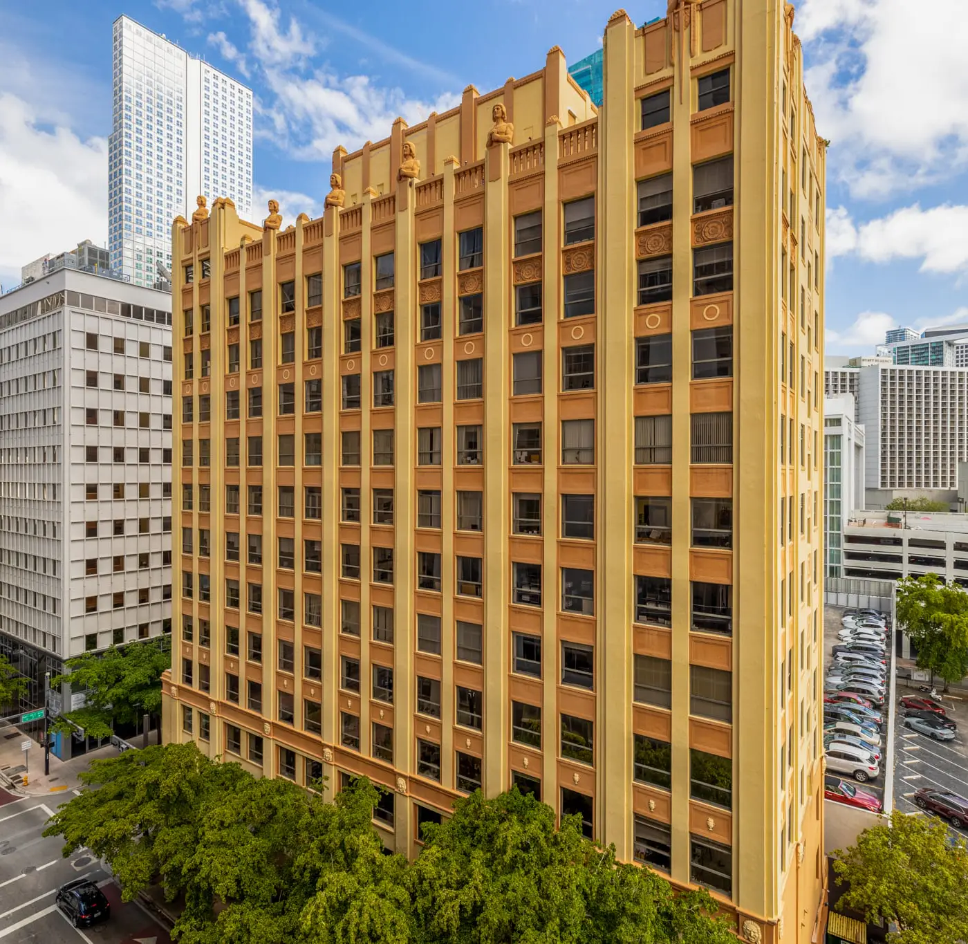 Skyline Studio with Rooftop Pool & Parking