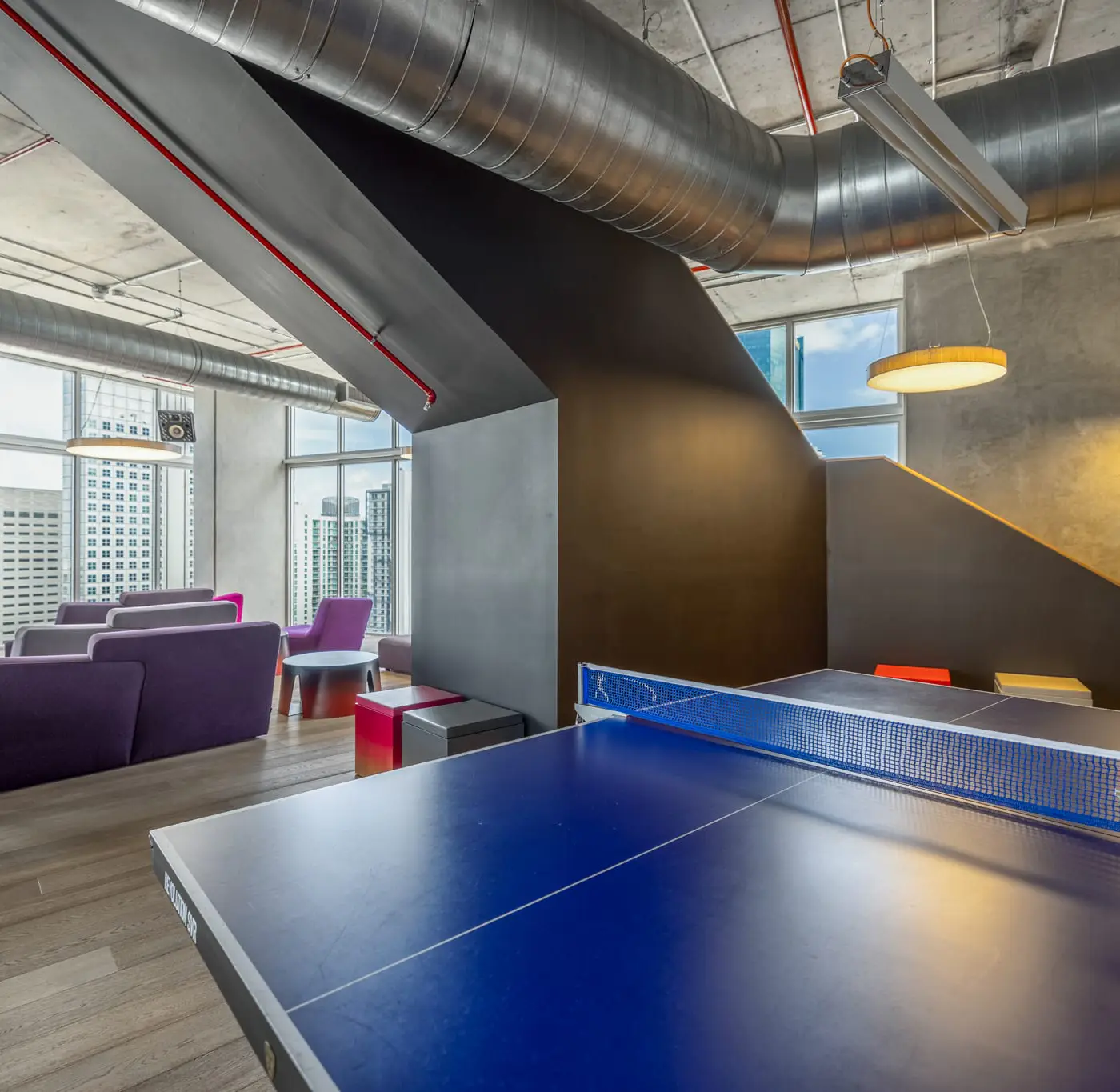 Skyline Studio with Rooftop Pool & Parking