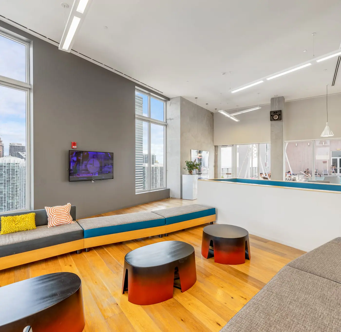 Skyline Studio with Rooftop Pool & Parking