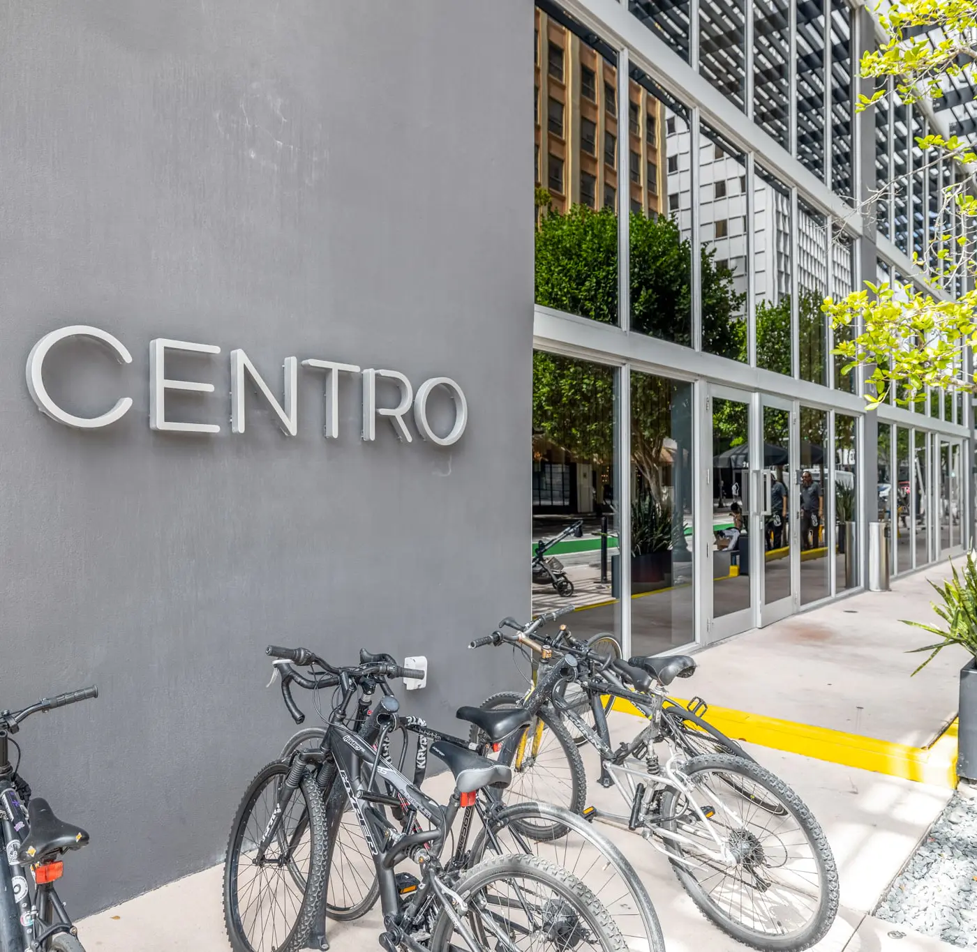 Skyline Studio with Rooftop Pool & Parking