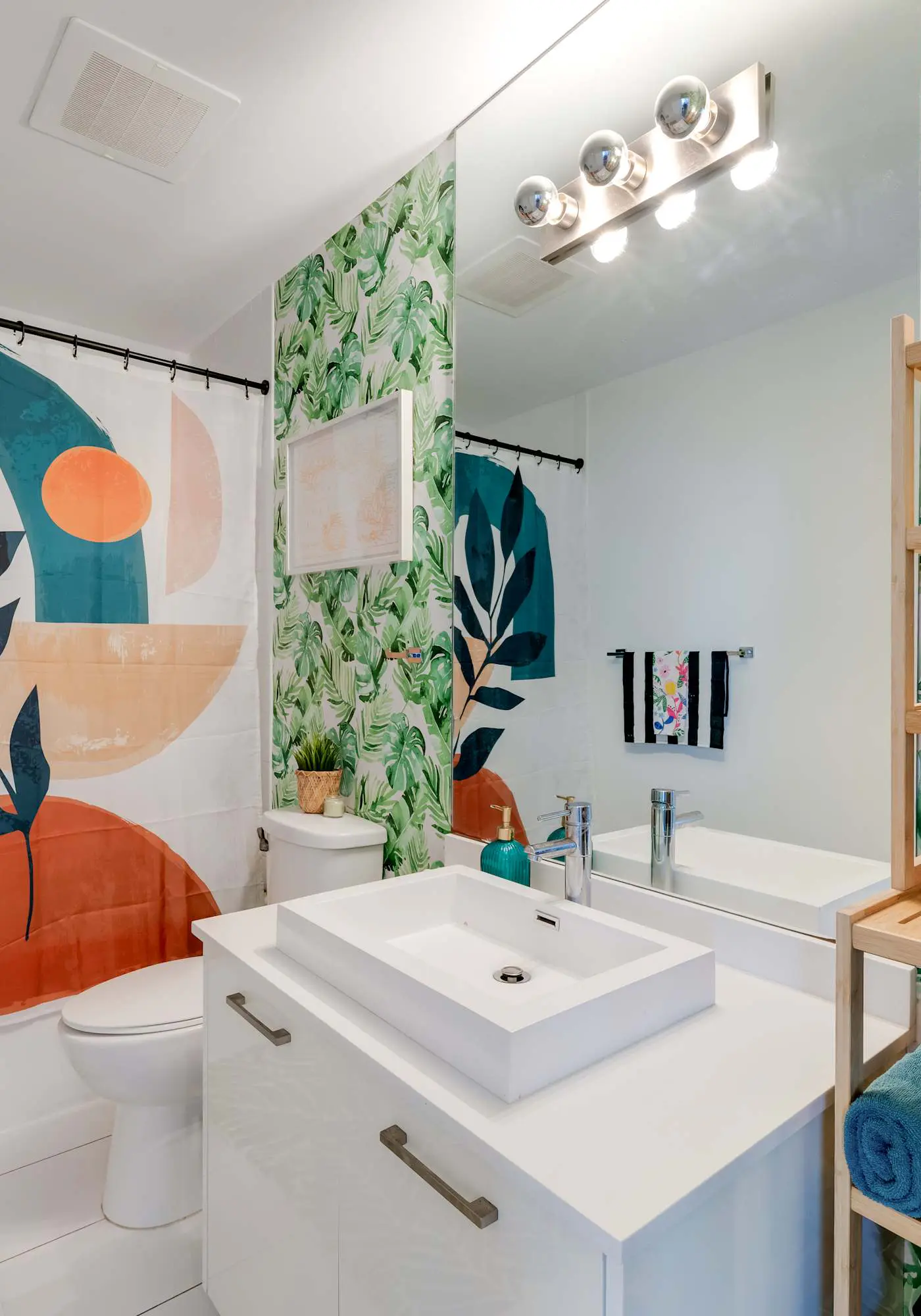 Skyline Studio with Rooftop Pool & Parking