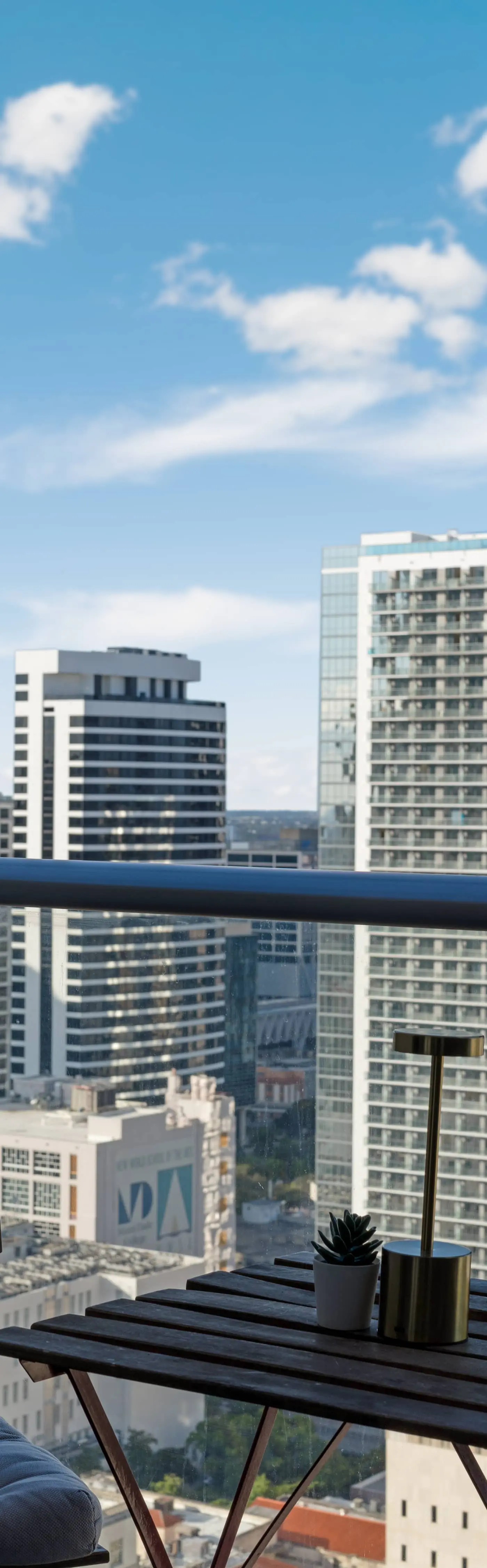 Skyline Studio with Rooftop Pool & Parking