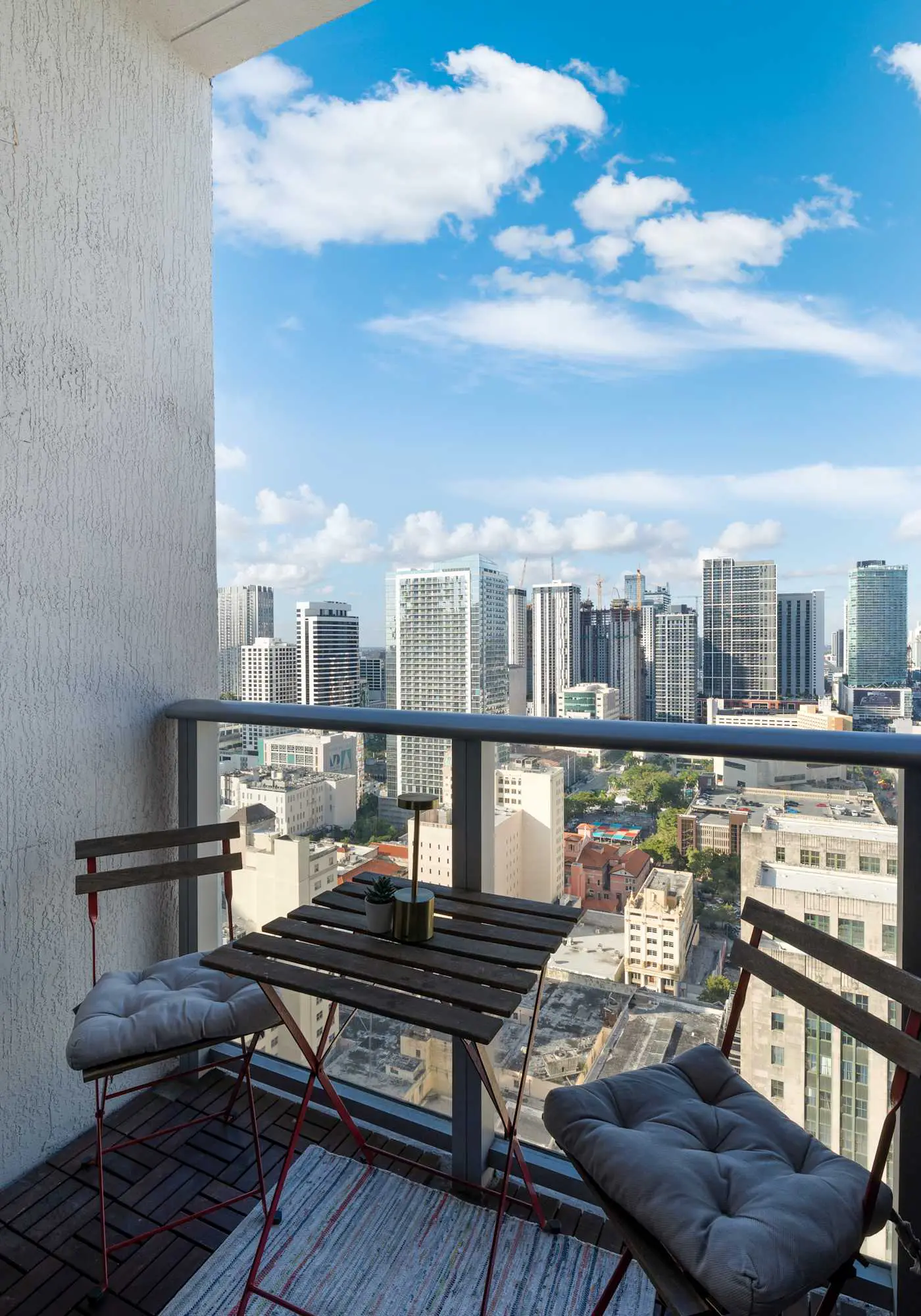 Skyline Studio with Rooftop Pool & Parking