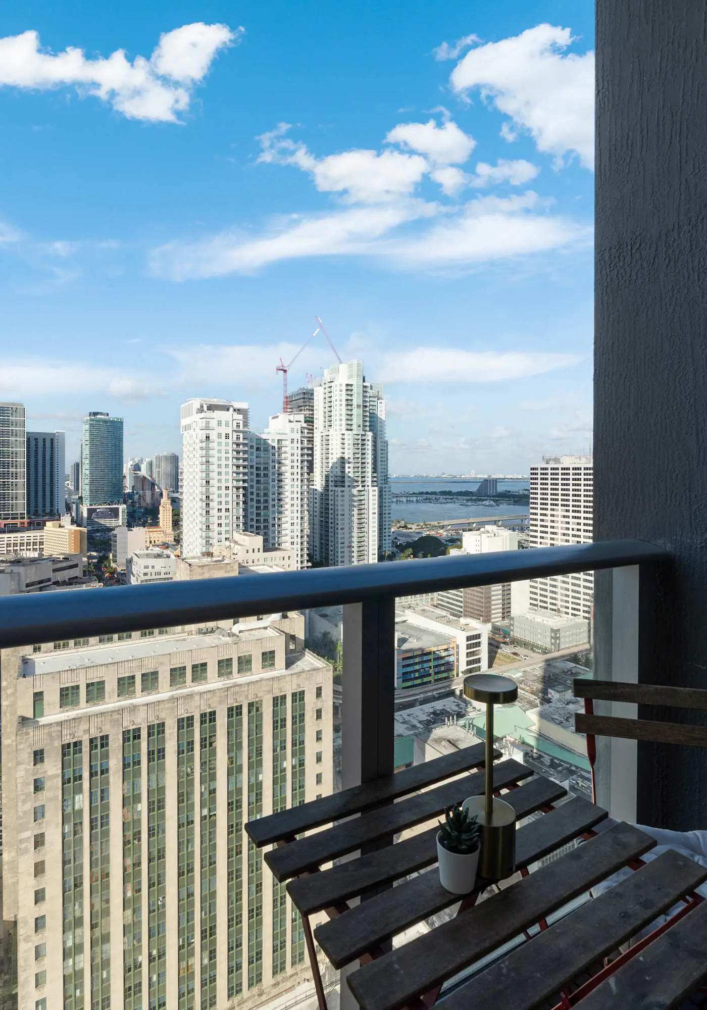 Skyline Studio with Rooftop Pool & Parking