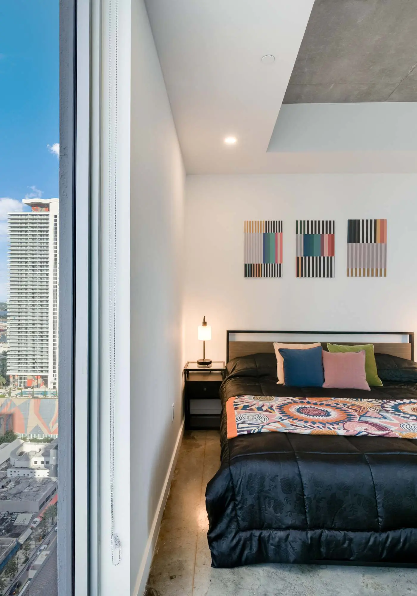 Skyline Studio with Rooftop Pool & Parking