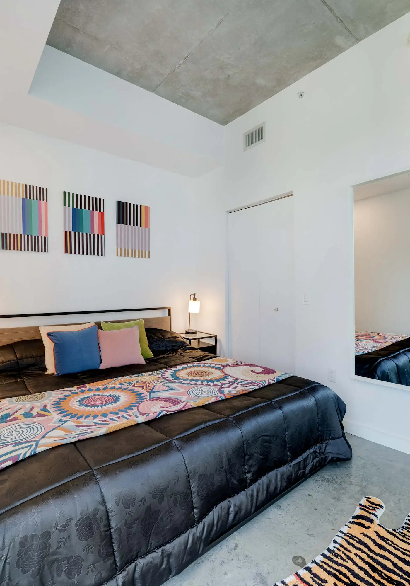 Skyline Studio with Rooftop Pool & Parking