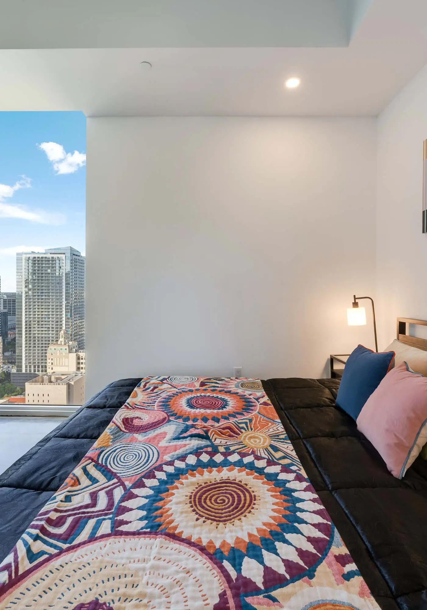 Skyline Studio with Rooftop Pool & Parking