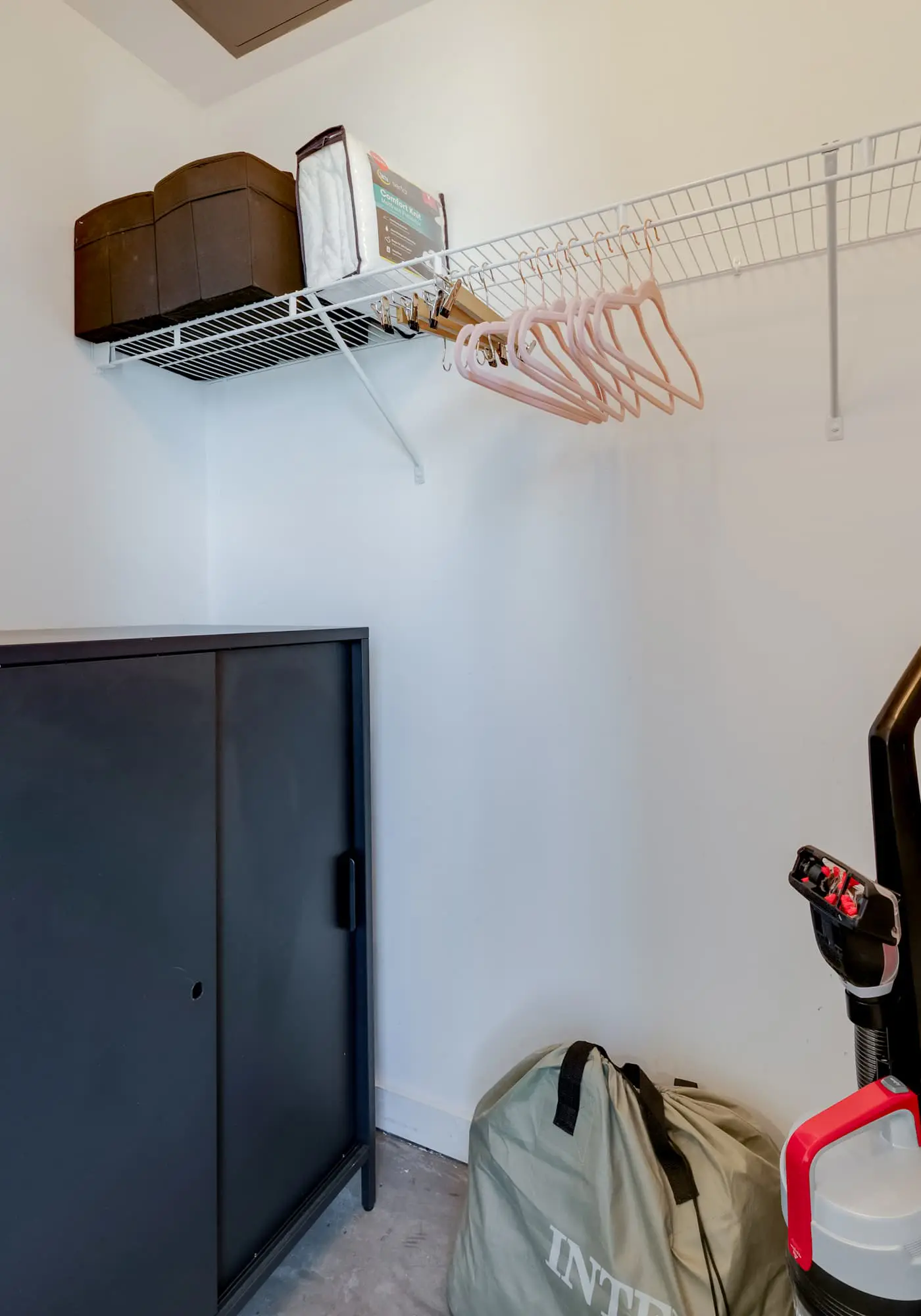 Skyline Studio with Rooftop Pool & Parking