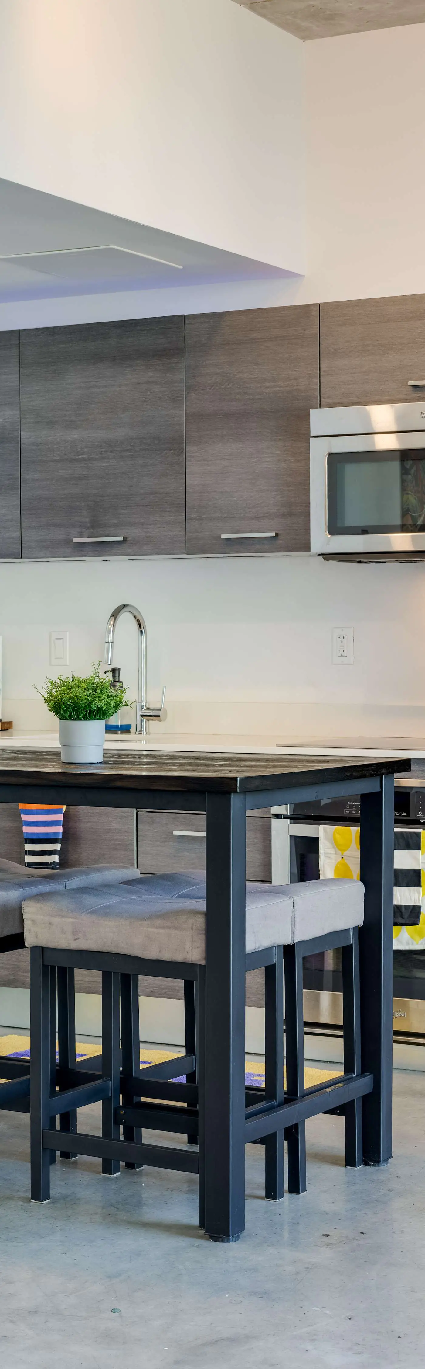 Skyline Studio with Rooftop Pool & Parking