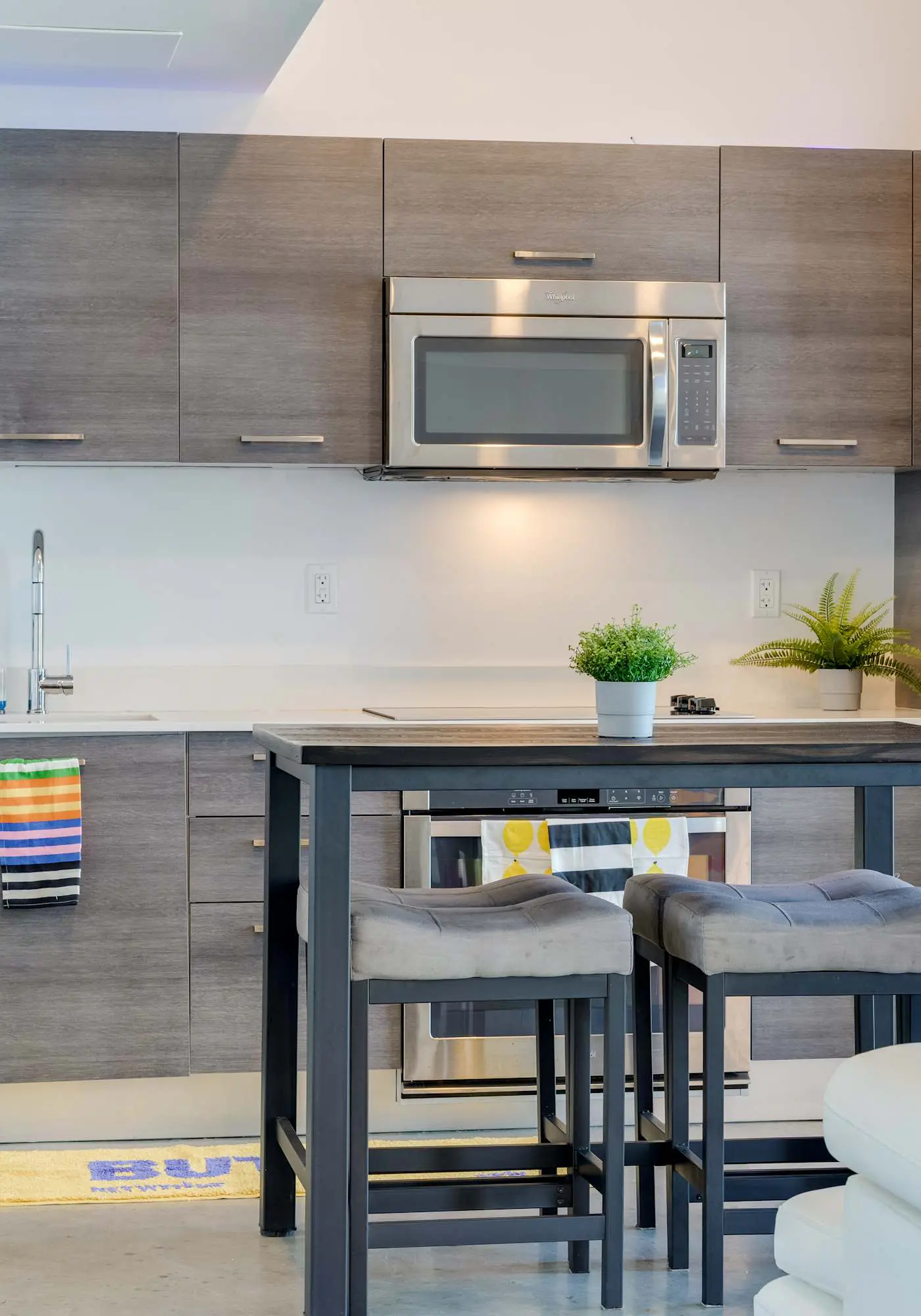 Skyline Studio with Rooftop Pool & Parking