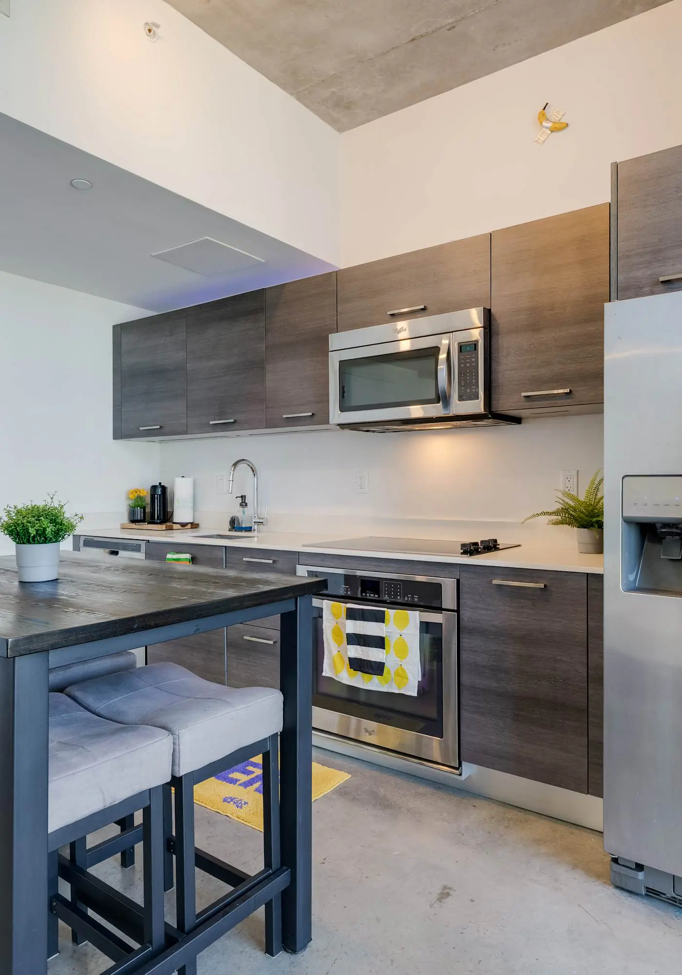 Skyline Studio with Rooftop Pool & Parking