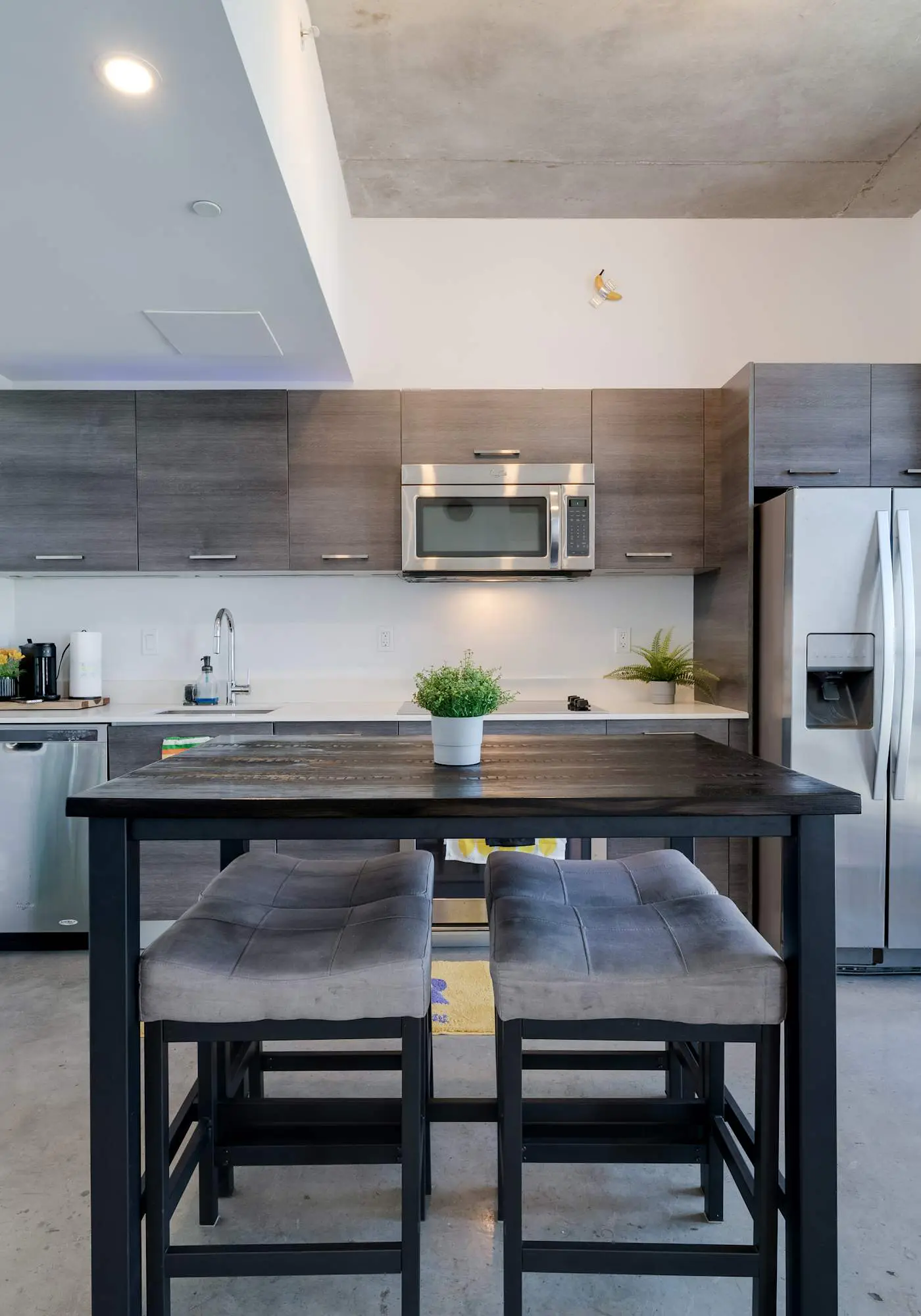 Skyline Studio with Rooftop Pool & Parking