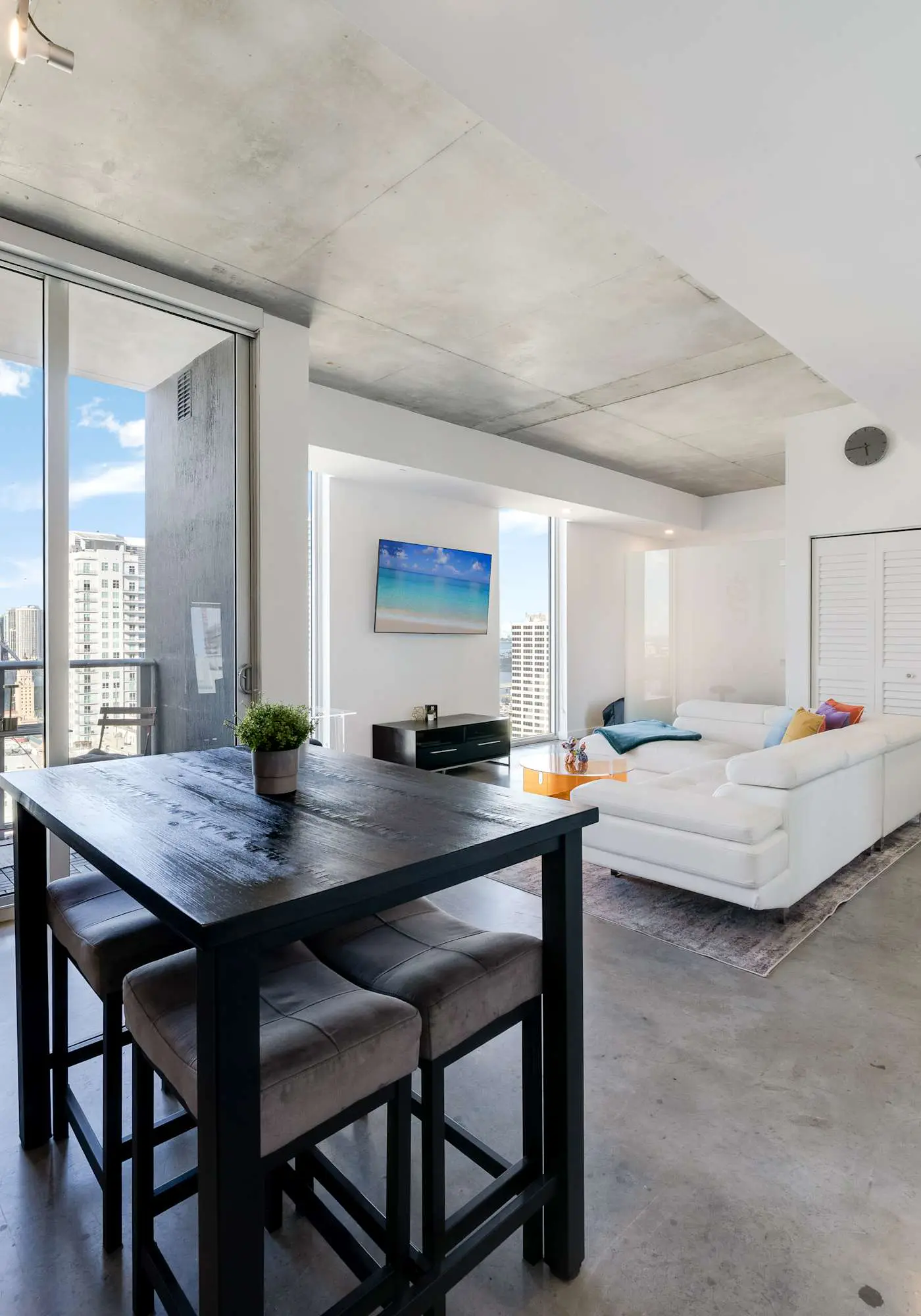 Skyline Studio with Rooftop Pool & Parking