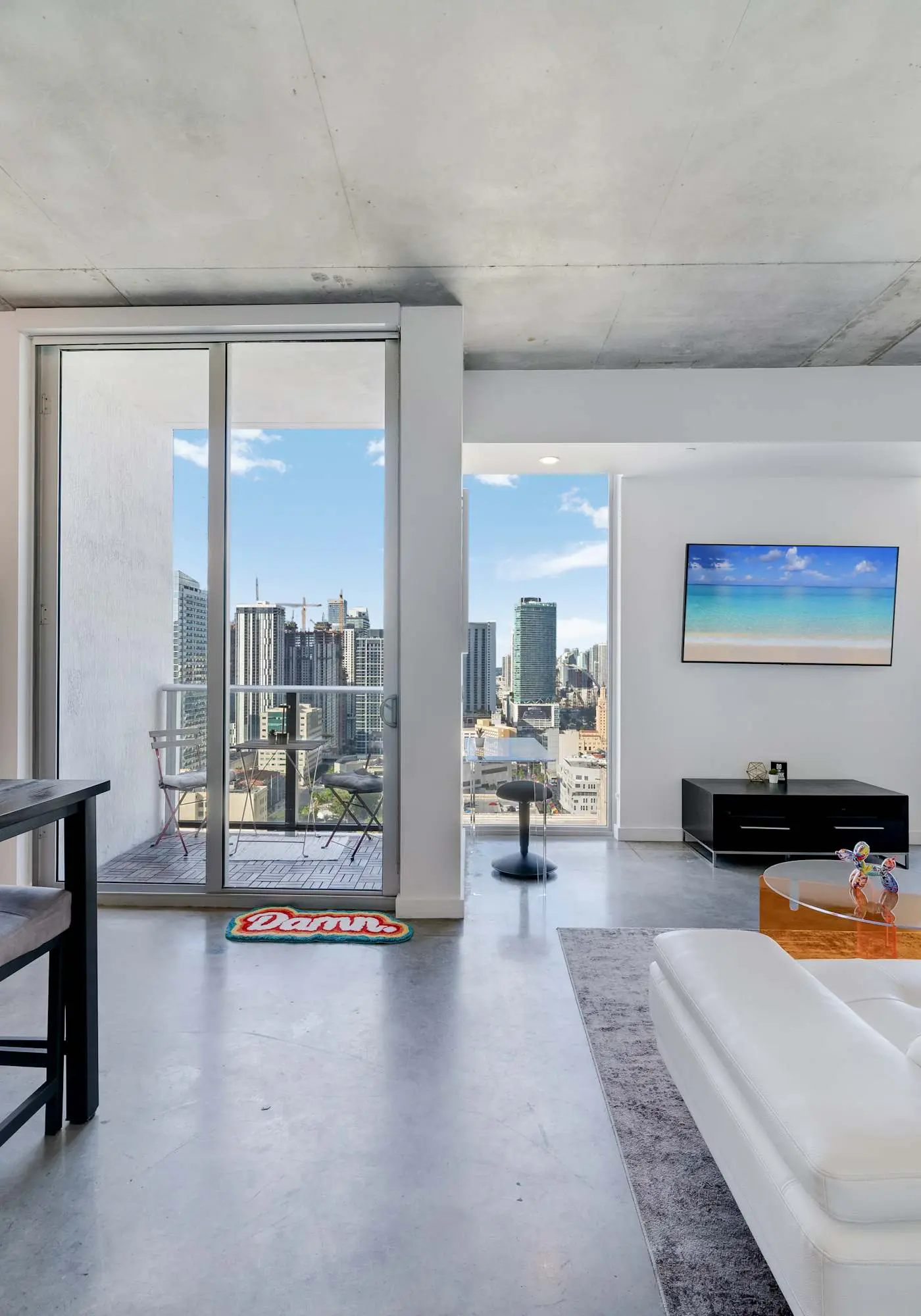 Skyline Studio with Rooftop Pool & Parking