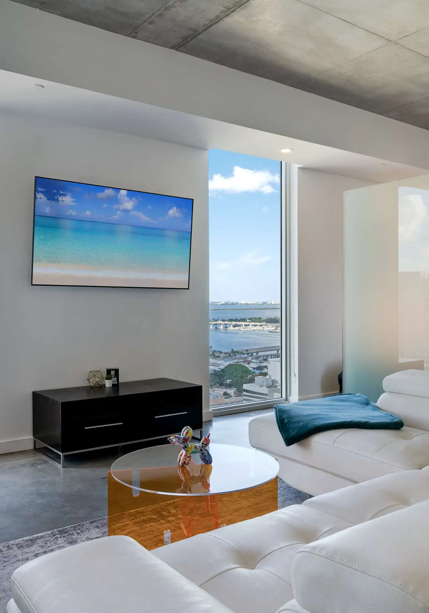 Skyline Studio with Rooftop Pool & Parking