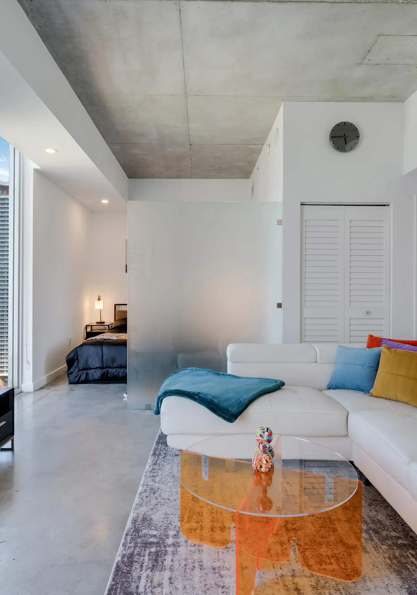 Skyline Studio with Rooftop Pool & Parking