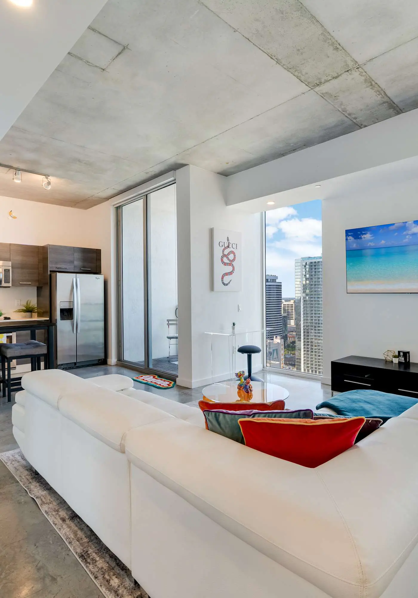 Skyline Studio with Rooftop Pool & Parking