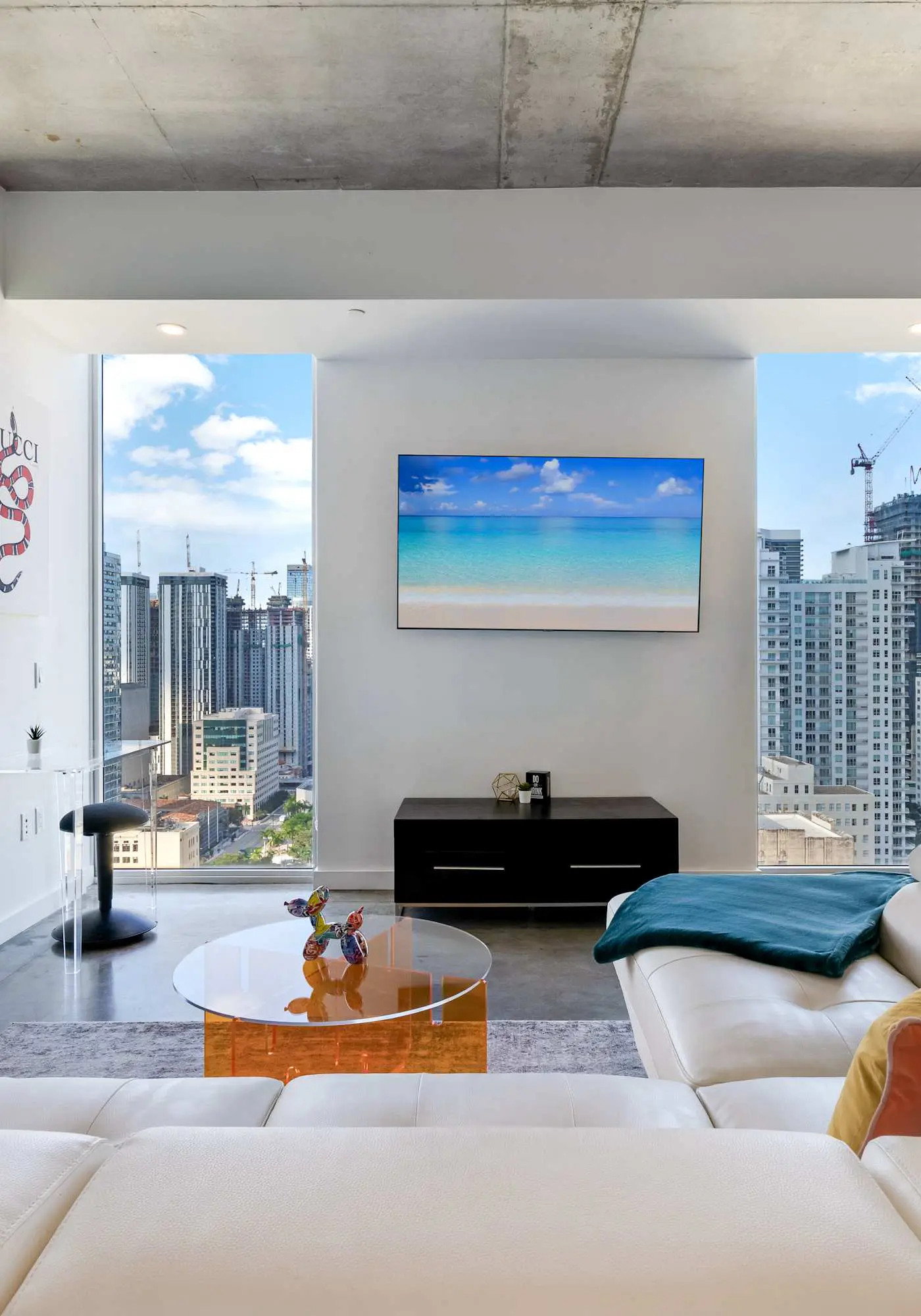 Skyline Studio with Rooftop Pool & Parking